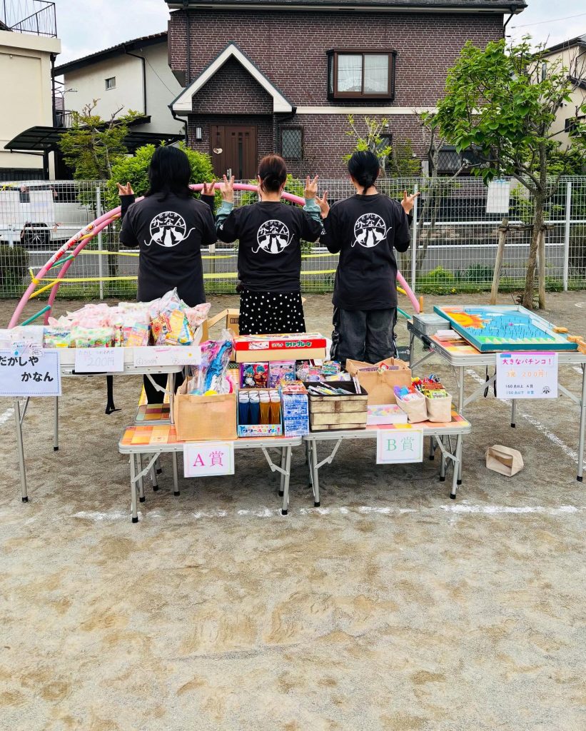 3人、テキストの画像のようです