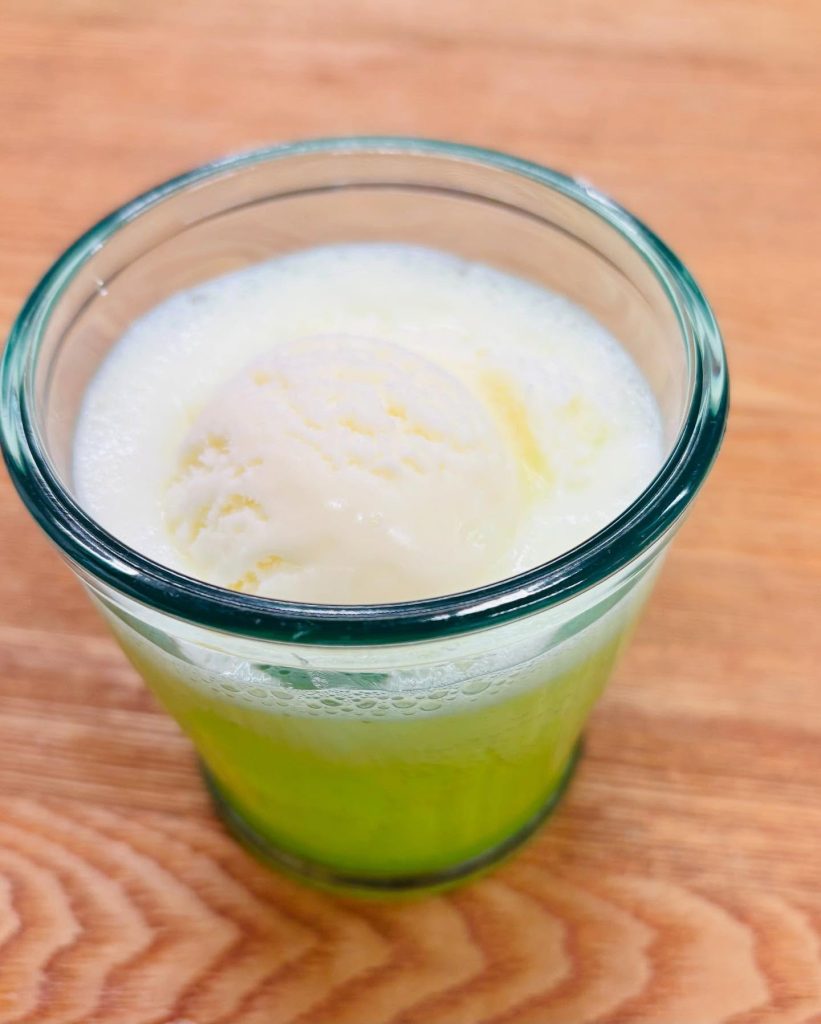 ジェラート、飲み物の画像のようです